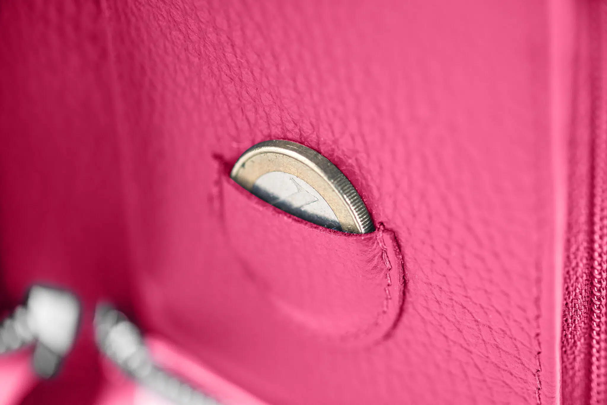 keineschwester-taschen-tragbar-leder-silber-JANNE-pink-genarbt-D