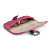 Premium Brillenetui aus genarbtem Leder in Pink mit silbernen Metallapplikationen, offen, mit einer Brille befüllt, liegend fotografiert Premium Brillenetui aus genarbtem Leder in Pink mit silbernen Metallapplikationen, offen, mit einer Brille befüllt, liegend fotografiert