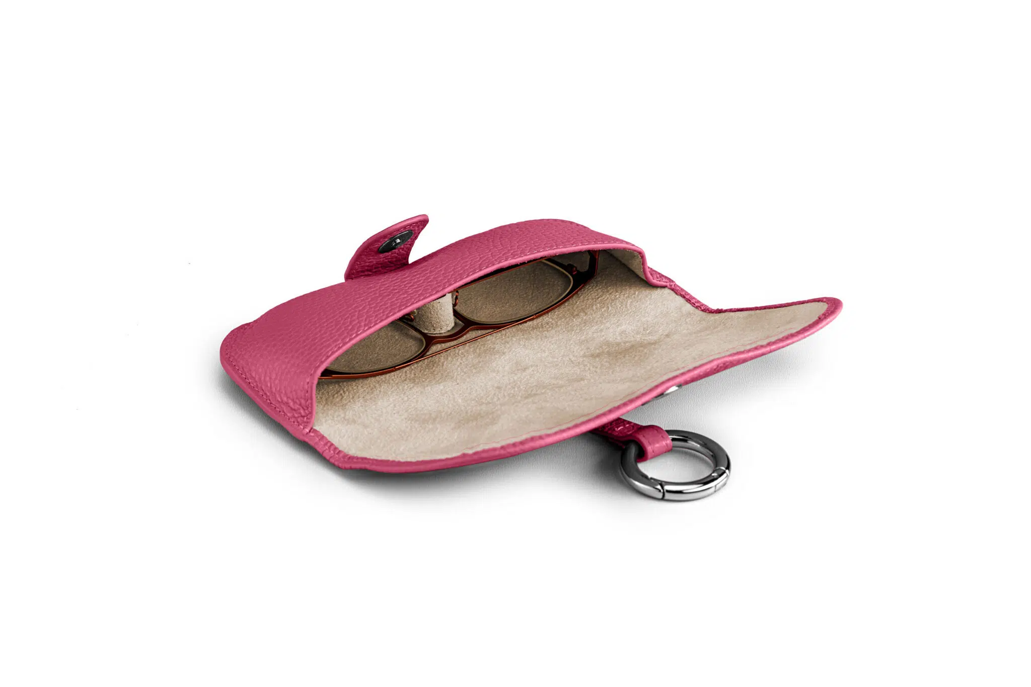 Premium Brillenetui aus genarbtem Leder in Pink mit silbernen Metallapplikationen, offen, mit einer Brille befüllt, liegend fotografiert
