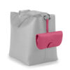 Premium Brillenetui aus genarbtem Leder in Pink mit silbernen Metallapplikationen, geschlossen, frontal fotografiert, hängend an einer Tasche Premium Brillenetui aus genarbtem Leder in Pink mit silbernen Metallapplikationen, geschlossen, frontal fotografiert, hängend an einer Tasche