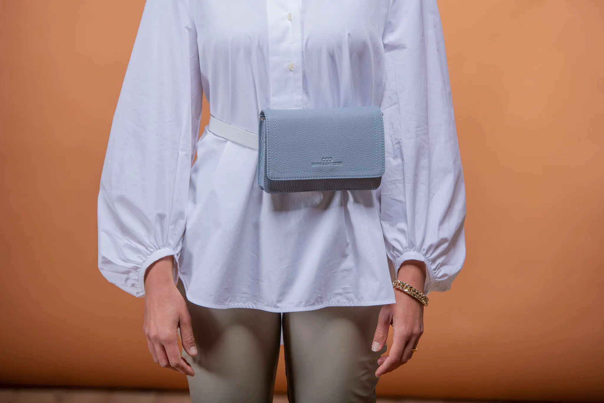 TRAGBAR-SMART-Tragebild-hellblau-silber