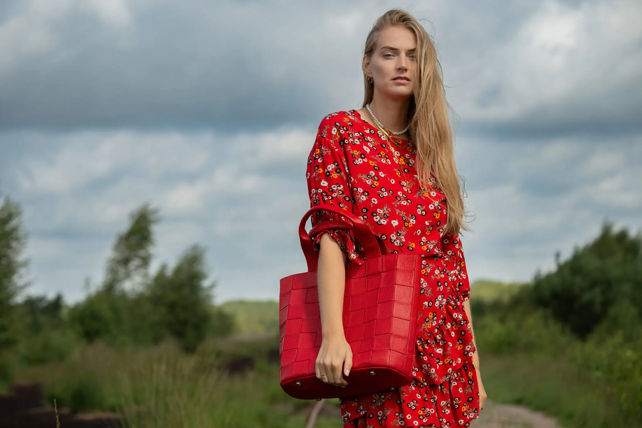 KLARA-Tragebild-rot-silber