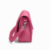 Ella aus genarbtem Leder in Pink mit silbernen Metallapplikationen, geschlossen, stehend, seitlich fotografiert, mit Tragegurt Ella aus genarbtem Leder in Pink mit silbernen Metallapplikationen, geschlossen, stehend, seitlich fotografiert, mit Tragegurt