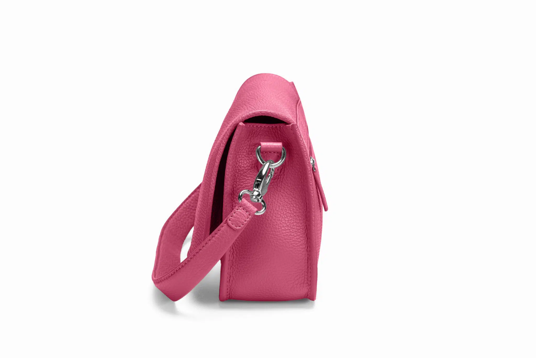 Ella aus genarbtem Leder in Pink mit silbernen Metallapplikationen, geschlossen, stehend, seitlich fotografiert, mit Tragegurt Ella aus genarbtem Leder in Pink mit silbernen Metallapplikationen, geschlossen, stehend, seitlich fotografiert, mit Tragegurt