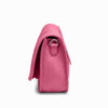 Ella aus genarbtem Leder in Pink mit silbernen Metallapplikationen, geschlossen, stehend, seitlich fotografiert, ohne Tragegurt Ella aus genarbtem Leder in Pink mit silbernen Metallapplikationen, geschlossen, stehend, seitlich fotografiert, ohne Tragegurt