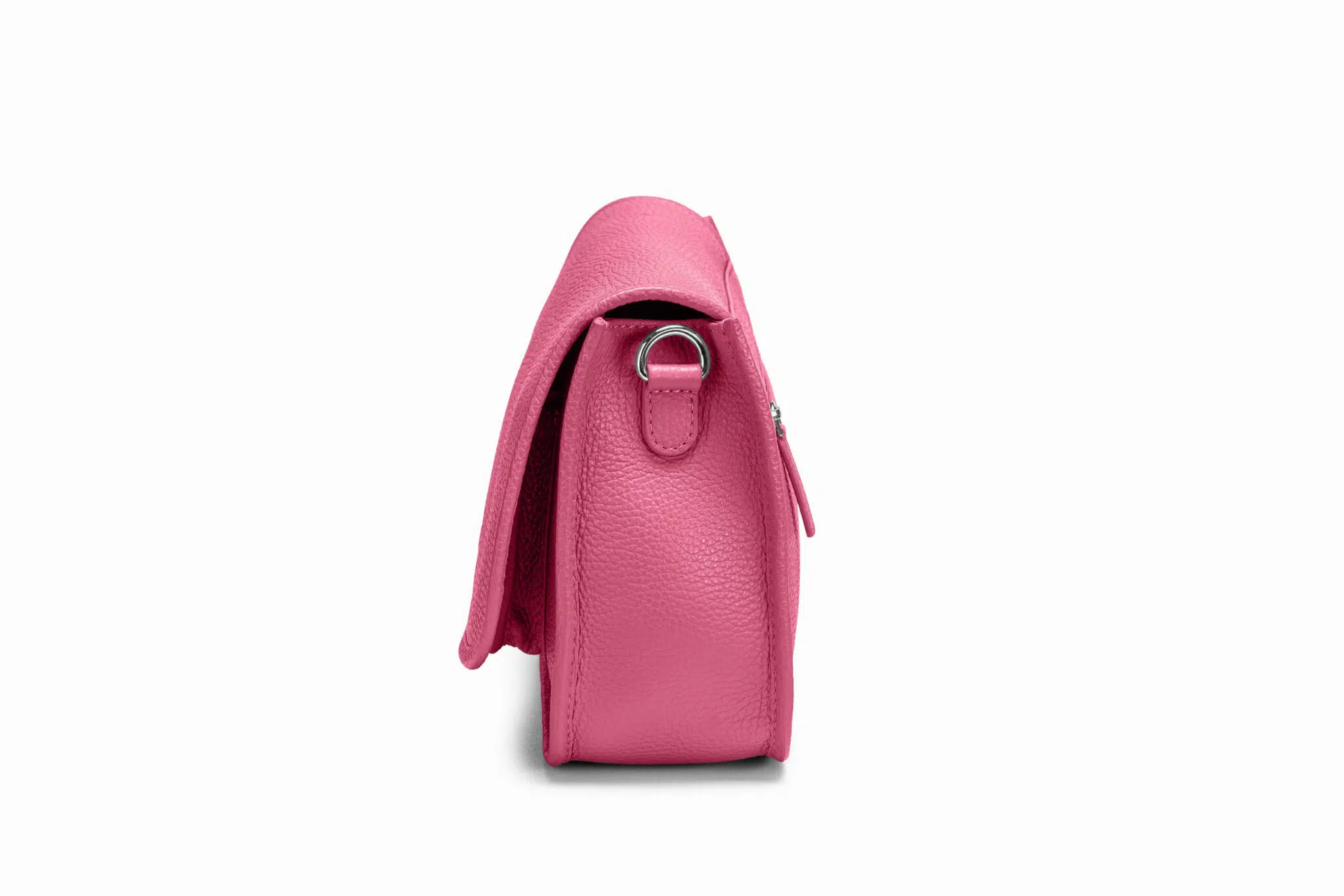 Ella aus genarbtem Leder in Pink mit silbernen Metallapplikationen, geschlossen, stehend, seitlich fotografiert, ohne Tragegurt Ella aus genarbtem Leder in Pink mit silbernen Metallapplikationen, geschlossen, stehend, seitlich fotografiert, ohne Tragegurt