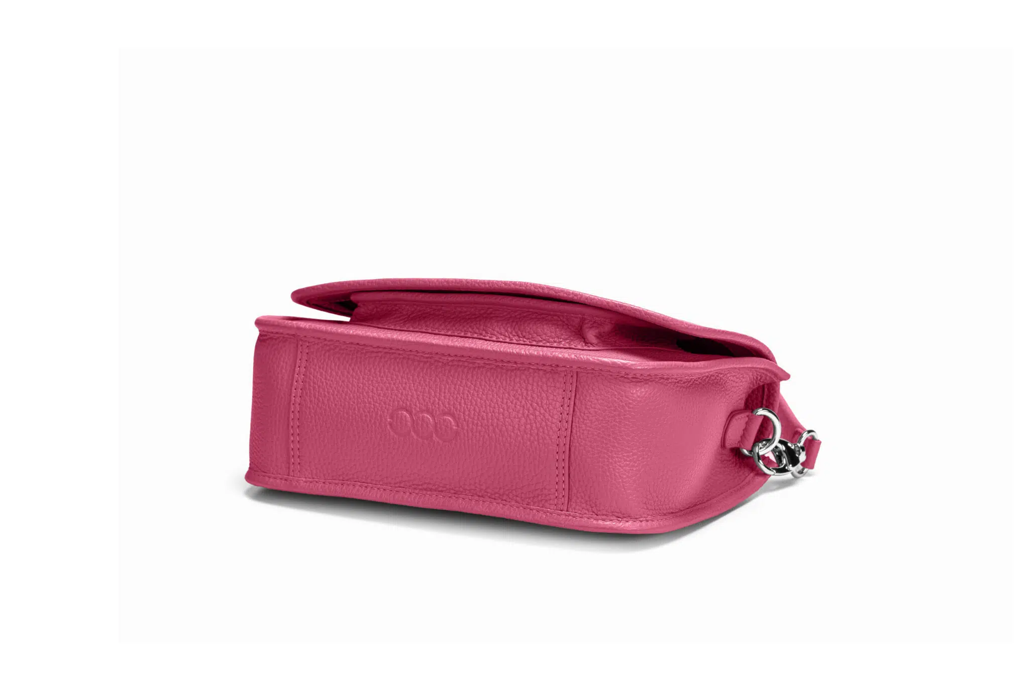 Ella aus genarbtem Leder in Pink mit silbernen Metallapplikationen, geschlossen, auf der Rückseite liegend Ella aus genarbtem Leder in Pink mit silbernen Metallapplikationen, geschlossen, auf der Rückseite liegend