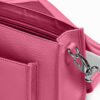 Ella aus genarbtem Leder in Pink mit silbernen Metallapplikationen, offen, Nahaufnahme vom Karabiner , von oben fotografiert Ella aus genarbtem Leder in Pink mit silbernen Metallapplikationen, offen, Nahaufnahme vom Karabiner , von oben fotografiert