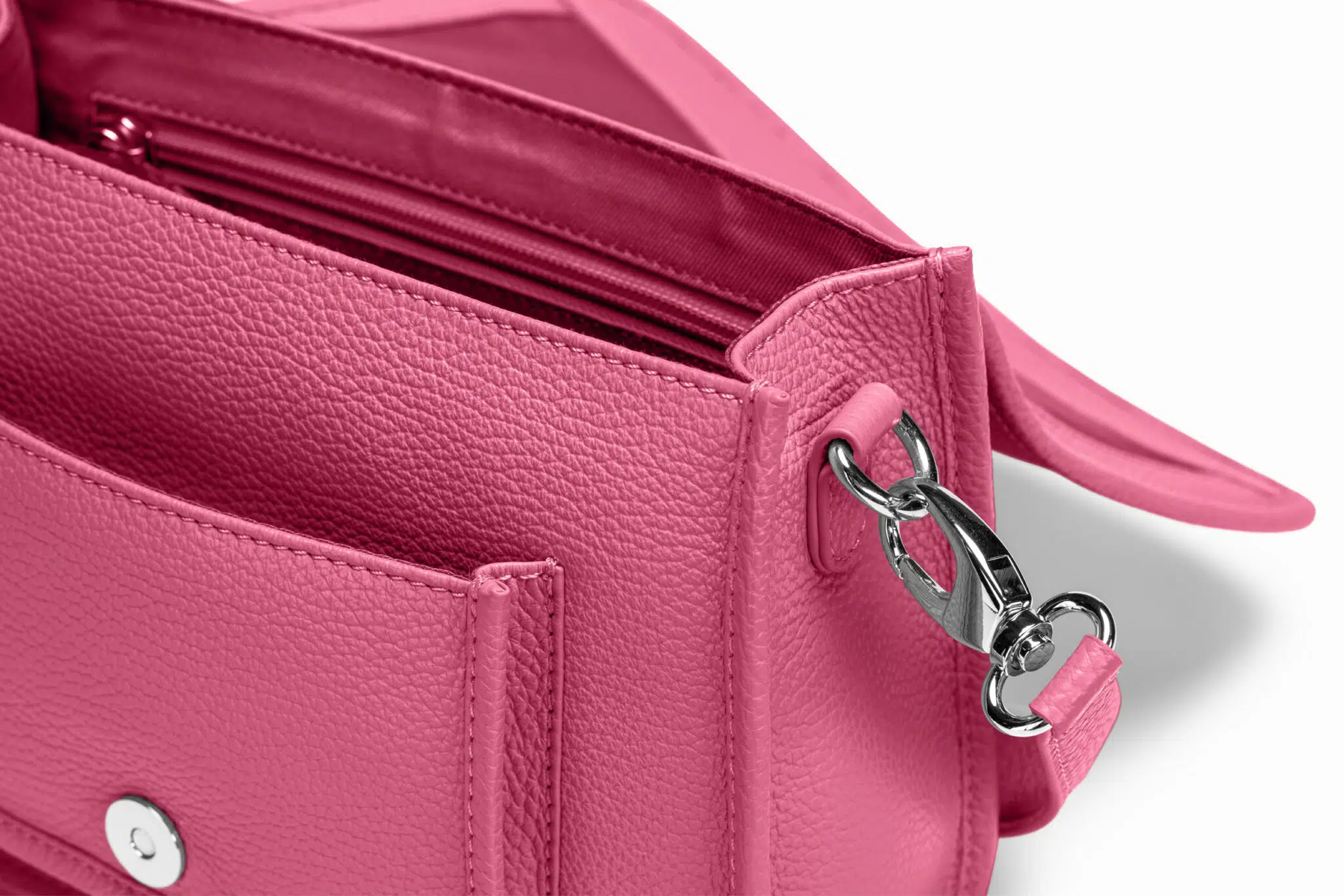 Ella aus genarbtem Leder in Pink mit silbernen Metallapplikationen, offen, Nahaufnahme vom Karabiner , von oben fotografiert Ella aus genarbtem Leder in Pink mit silbernen Metallapplikationen, offen, Nahaufnahme vom Karabiner , von oben fotografiert