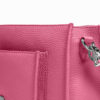 Ella aus genarbtem Leder in Pink mit silbernen Metallapplikationen, offen, Nahaufnahme vom Karabiner, frontal fotografiert Ella aus genarbtem Leder in Pink mit silbernen Metallapplikationen, offen, Nahaufnahme vom Karabiner, frontal fotografiert