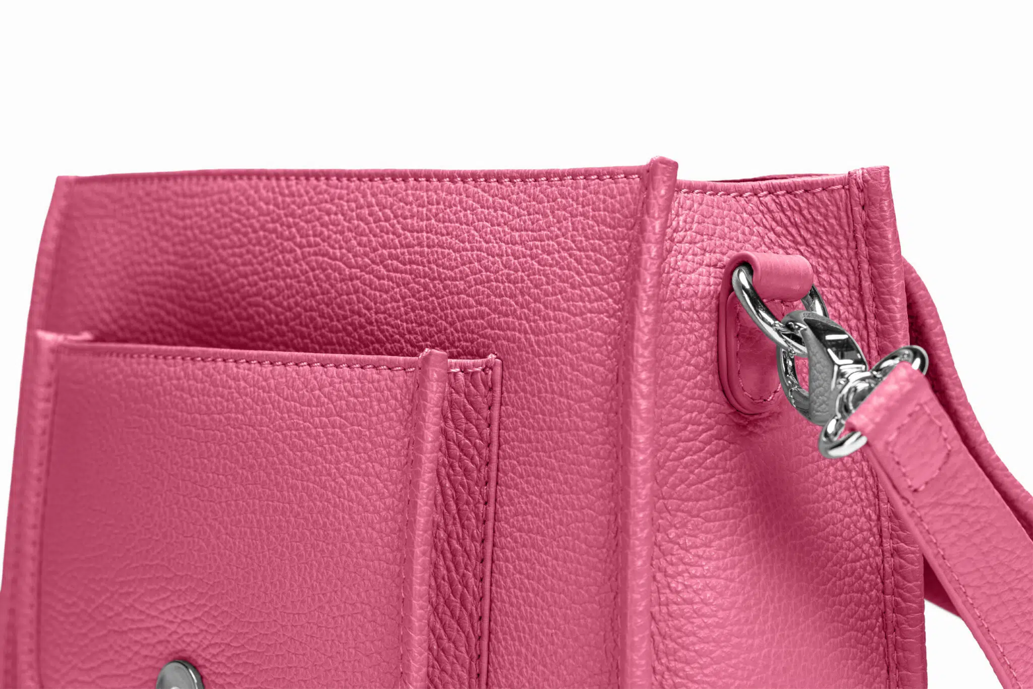 Ella aus genarbtem Leder in Pink mit silbernen Metallapplikationen, offen, Nahaufnahme vom Karabiner, frontal fotografiert Ella aus genarbtem Leder in Pink mit silbernen Metallapplikationen, offen, Nahaufnahme vom Karabiner, frontal fotografiert