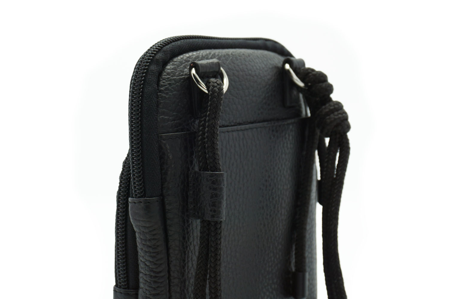 Torge schwarz Rückseite Umhängetasche Torge in der Farbe schwarz Detailaufnahme Ösen und Hinterfach