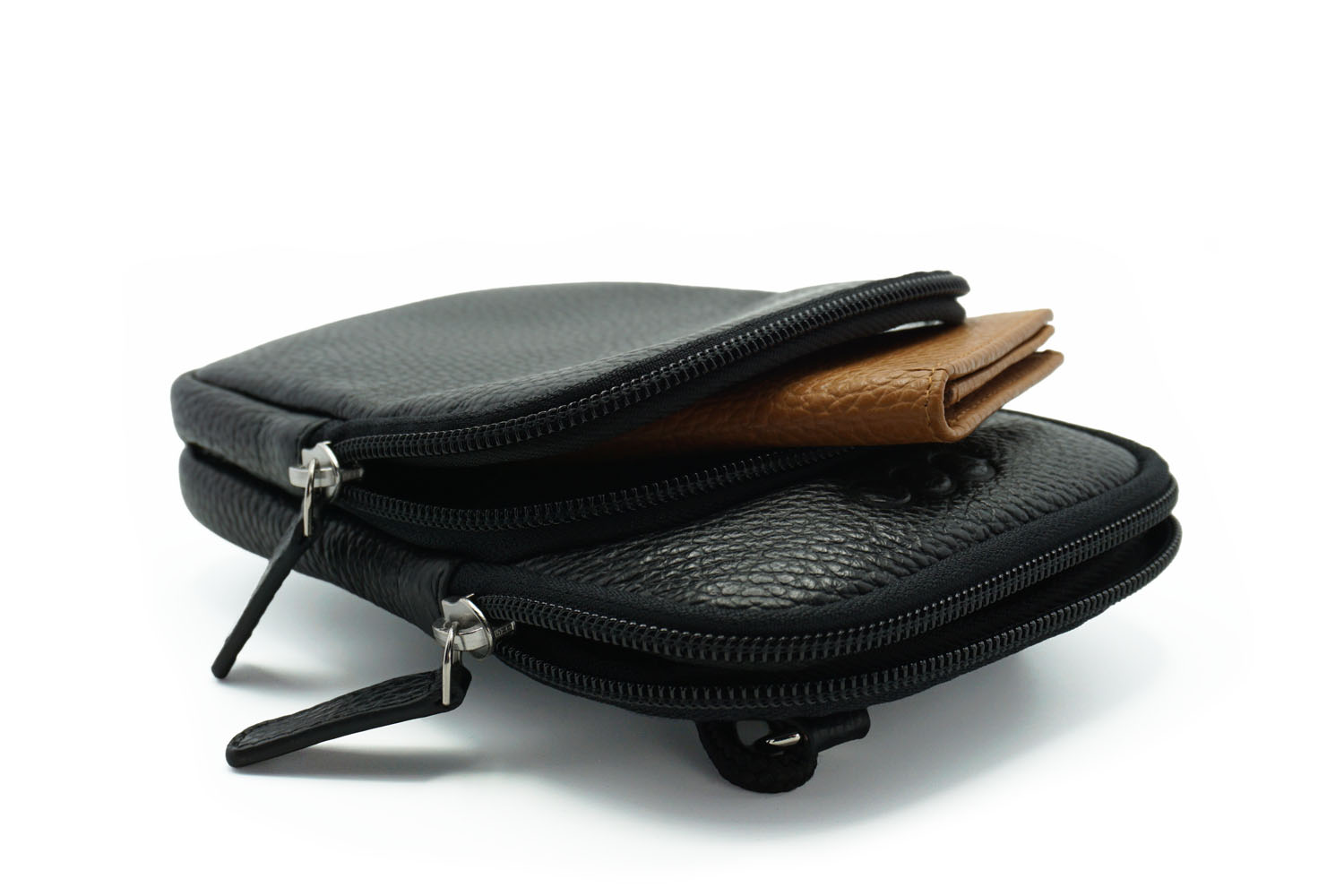 Torge schwarz liegend Umhängetasche Torge in der Farbe schwarz liegend befüllt