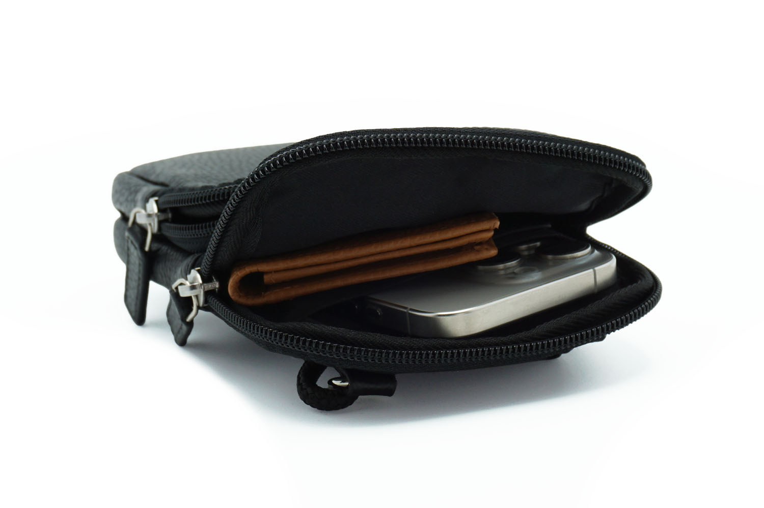 Torge schwarz liegend offen Umhängetasche Torge in der Farbe schwarz liegend aufgeklappt und befüllt