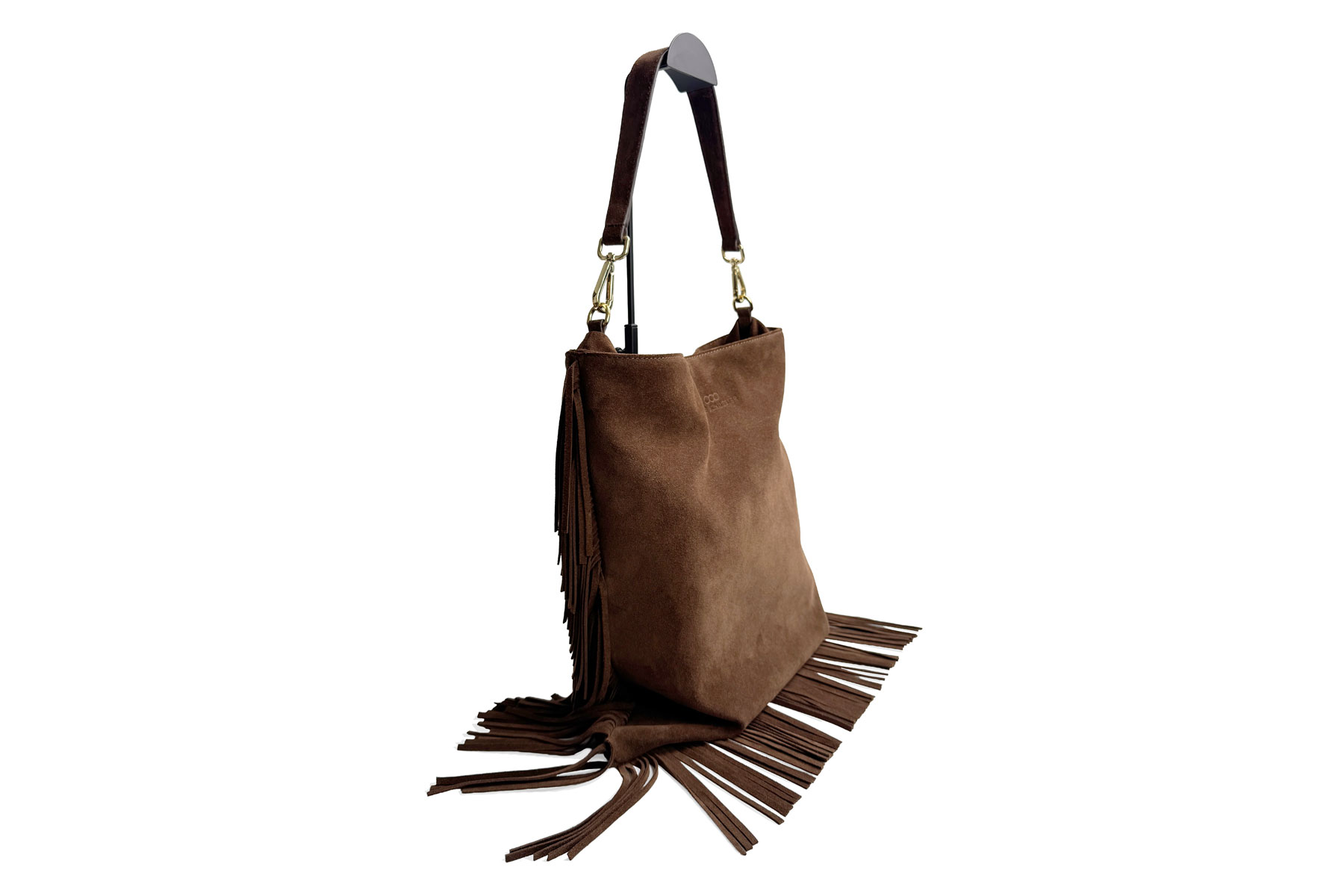 Kati Front Seitlich Dunkelbraun Gold Das Bild zeigt die Tasche Kati der Marke KEINE SCHWESTER in der Farbe Dunkelgrau mit silbernem Verschluss. Das Material der Tasche und der Fransen an Seiten und Unterseite ist Wildleder.