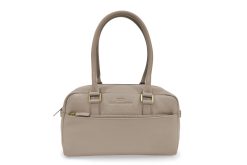 Gitta aus genarbtem Leder in Taupe mit goldenen Metallapplikationen, frontal fotografiert